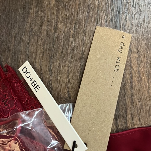 Do + Be off the shoulder lace contrast satin top with mask Marsala color - Picture 4 of 8